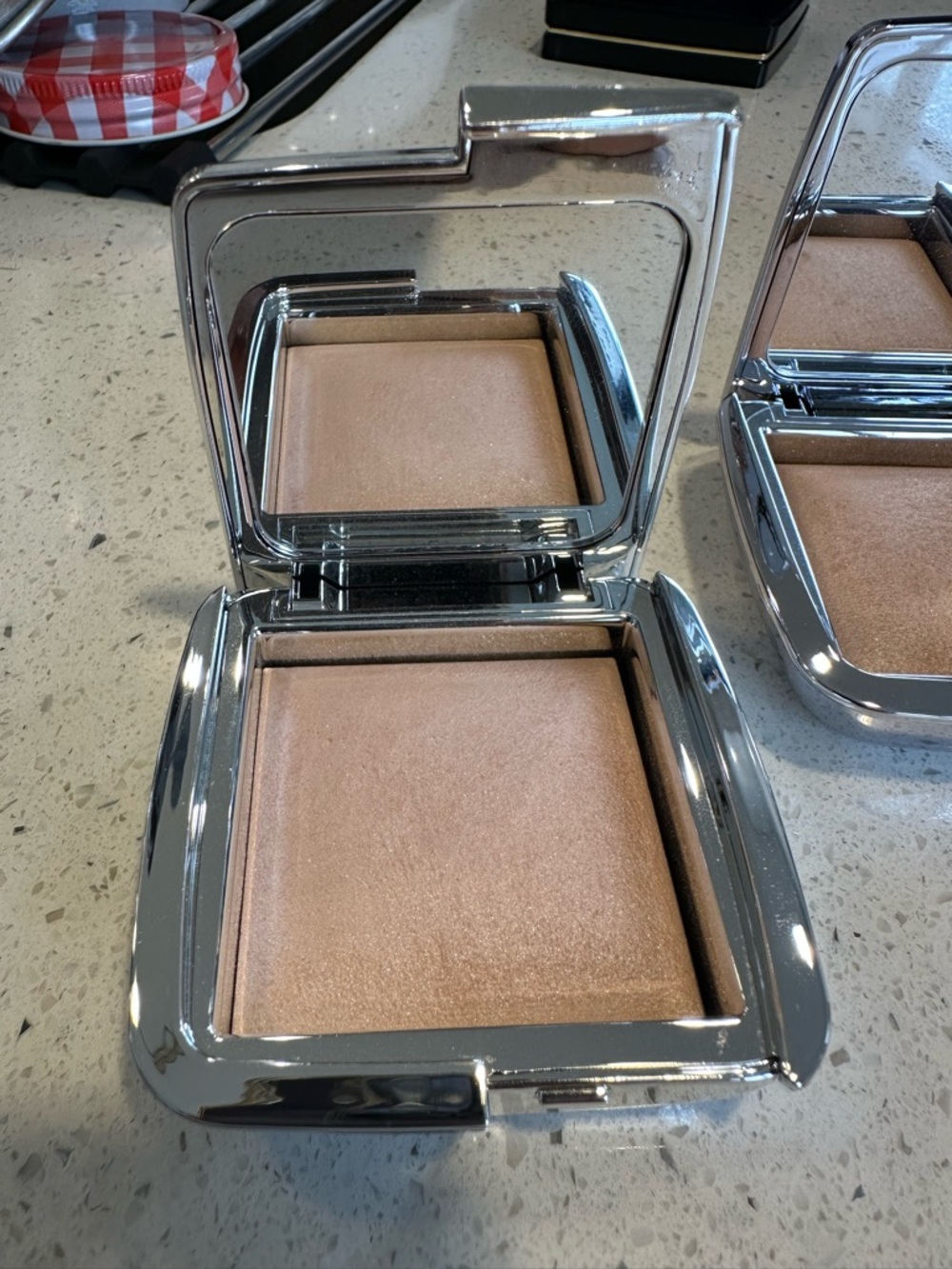Hourglass highlighter- Iridescent strobe light
